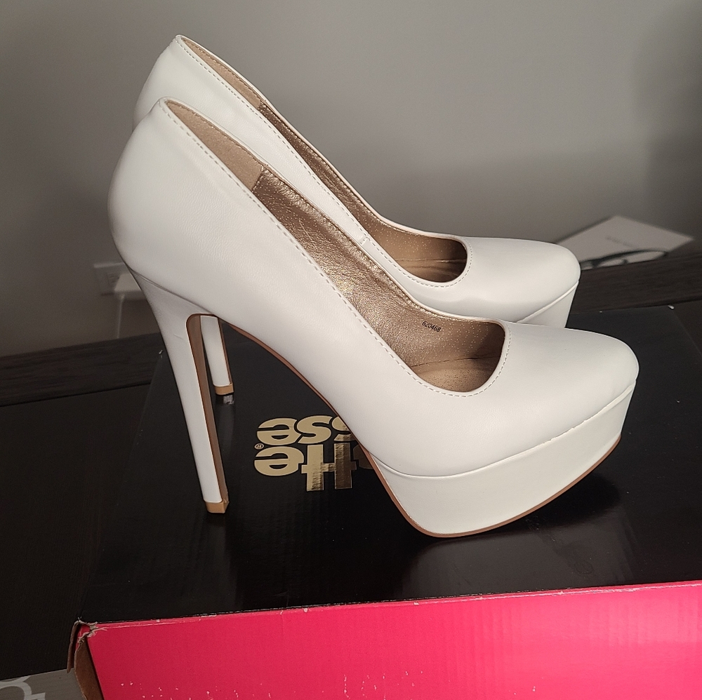 NWT Charlotte Russe platform heels